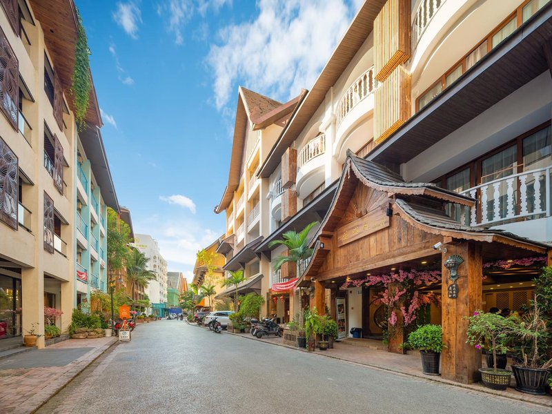 Xishuangbanna Flower Full court inn Over view