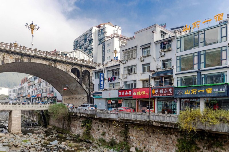 A bed and breakfast in front of Huangshan Mountain Over view