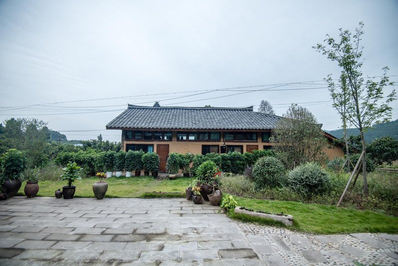 Yeshe Tianxia Qiaoting Hostel Over view