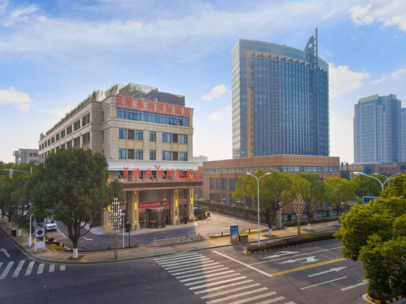 Vienna International Hotel (Suzhou University Town Yuexi subway station store) over view