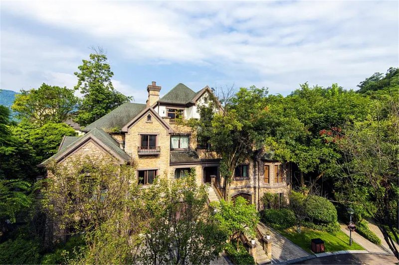 Emei Mountain and Lake Crown Hot Spring Holiday Villa Over view