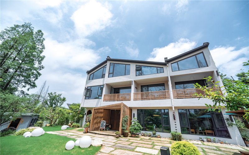 Group B & B in Xiaoyi Banri village, Anji Over view