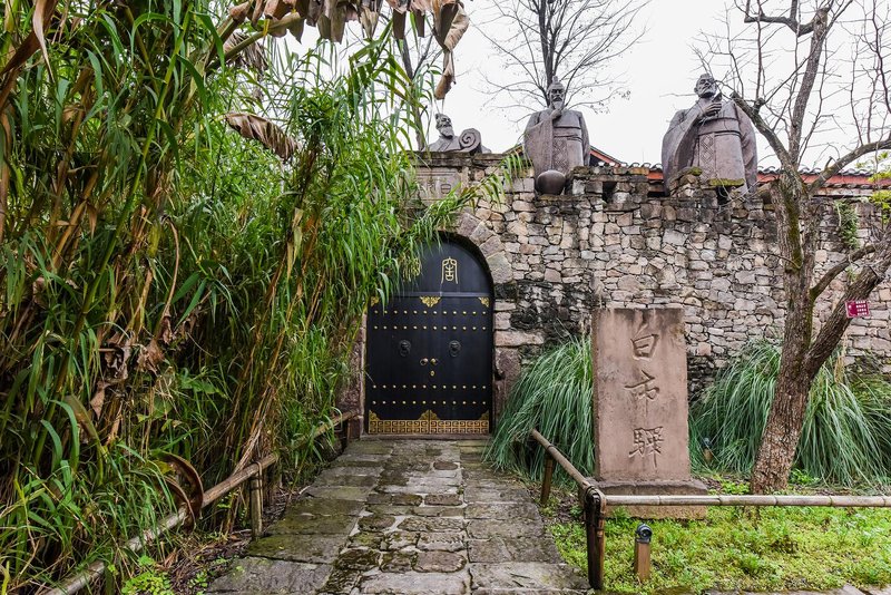 YI STAYING ARTS HOTEL Over view