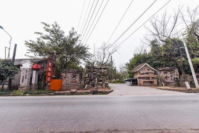 YI STAYING ARTS HOTEL Over view