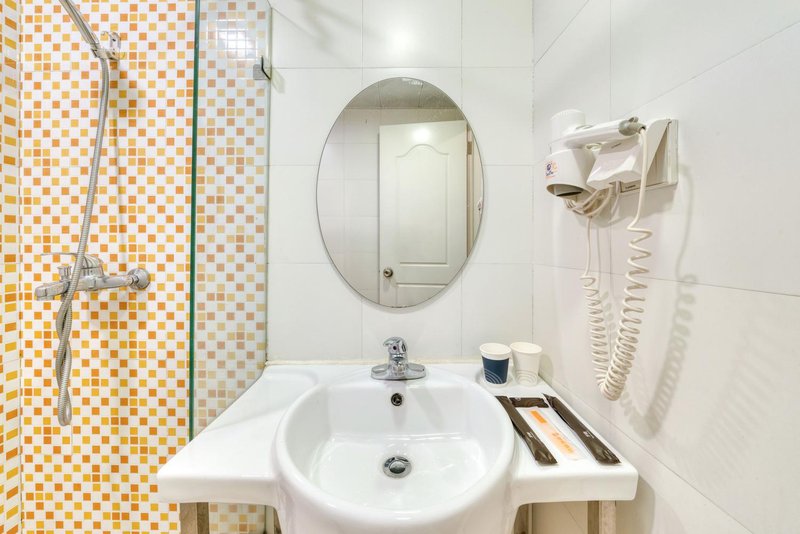 Home Inn HotelGuest Room