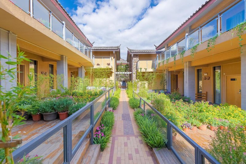 Lijiang Qijian Garden Resort courtyard over view