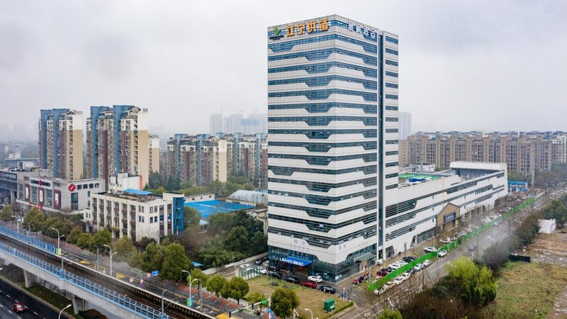 Lifeng Hotel (Nanjing Zhushan Road Subway Station Branch) Over view