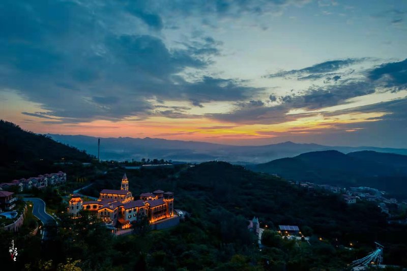 Yunding Castle Hotel (Yingyang Aolunda Tribe) Over view