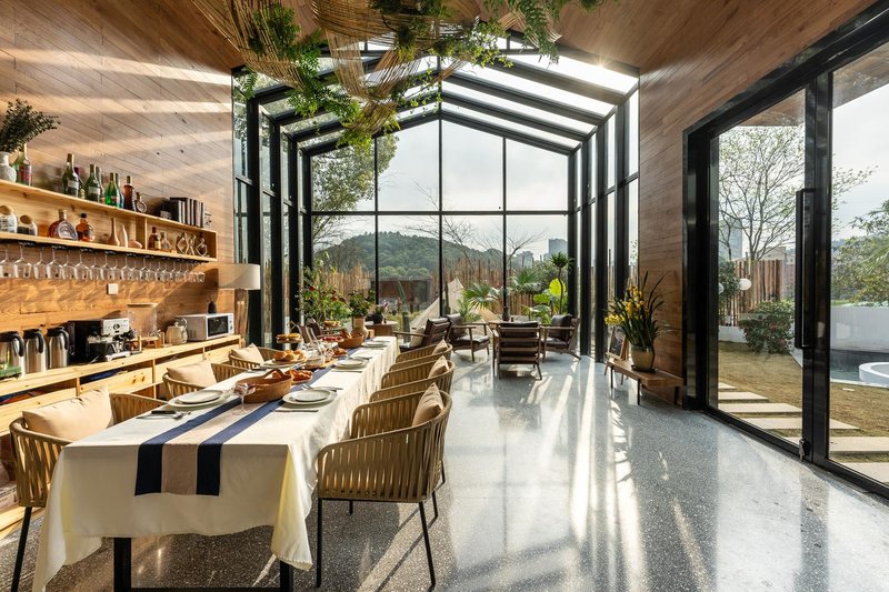 Shining moon hotelRestaurant