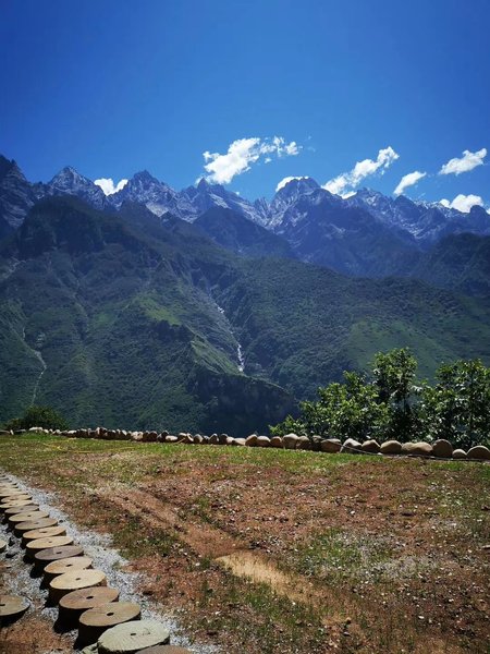 Tiger Leaping Gorge yachajiao Manor Over view