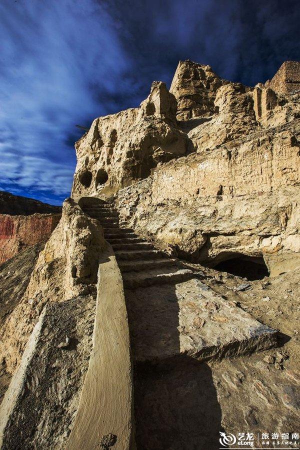 想着当日十万之众的古格人,拥有如此成熟,灿烂文化的王国是如何在一夜